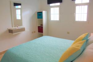 ラ・オリーバにあるVilla Delhi by Privilege Bayのベッドルーム1室(ベッド1台、シンク、窓付) +22枚の写真