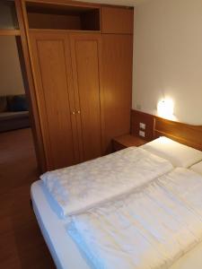 Postel nebo postele na pokoji v ubytování NRH Laurin Karersee