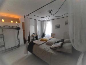 Letto o letti in una camera di La Douce Parenthèse B&B entre bois et champs-Accueil motards