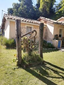 a fence in the yard of a house at SITIO RUSTICO BEIRA RIO in Guararema