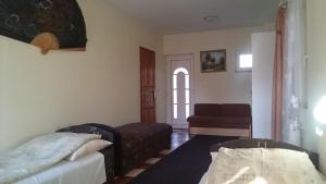 1 dormitorio con 1 cama y 1 sofá en una habitación en Margaréta Apartmanház, en Balatonlelle