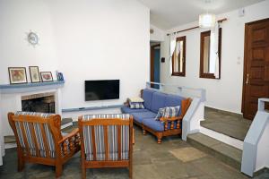 シビリにあるThe 4 Travellers Halkidikiのリビングルーム(青いソファ、椅子付)