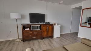 Rideau Oceanfront Motel的电视和/或娱乐中心