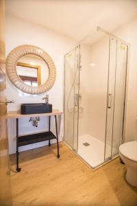 La salle de bains est pourvue d'une douche, d'un lavabo et d'un miroir. dans l'établissement AGROTURISMO ZUMINTXAZ, à Mungia