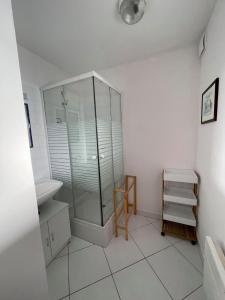 Bathroom sa Maison 2 chambres avec espace extérieur privé et petit-déjeuner en supplément - fait-maison et produits locaux