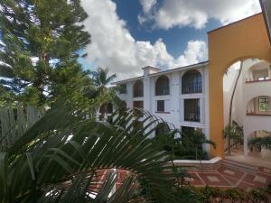 Blick auf die Außenseite eines Gebäudes in der Unterkunft Cozumel Hotel & Resort TM by Wyndham All Inclusive in Cozumel
