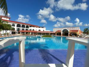 une vue sur la piscine du complexe dans l'établissement Cozumel Hotel & Resort All Inclusive, à Cozumel
