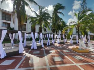 - une rangée de chaises blanches sur une terrasse avec des palmiers dans l'établissement Cozumel Hotel & Resort All Inclusive, à Cozumel 28 autres photos