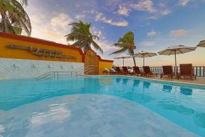 A piscina localizada em Manary Praia Hotel ou nos arredores