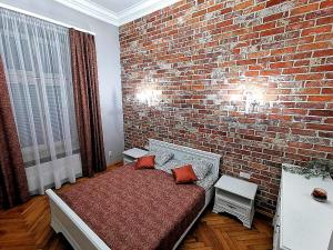 Giường trong phòng chung tại Apartament z Antresolą Kraków Kazimierz Bożego Ciała