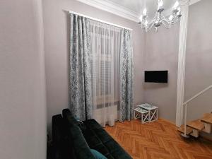 Televízia a/alebo spoločenská miestnosť v ubytovaní Apartament z Antresolą Kraków Kazimierz Bożego Ciała