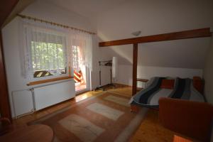 1 dormitorio con cama y ventana grande en usokoła, en Gawrych Ruda