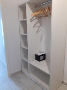 um closet com uma parede branca em Aria Suites em Kassiopi