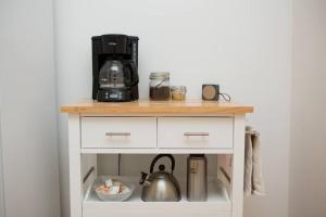 Příslušenství pro přípravu čaje a kávy v ubytování Object Hotel 1BR Shared Bath Room 2C