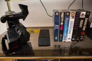 una videocamera e alcuni libri su un tavolo di Object Hotel 1BR Room 3E a Bisbee