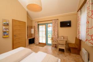 TV a/nebo společenská místnost v ubytování JUFA Hotel Neutal