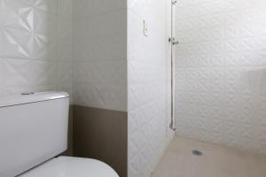 a bathroom with a toilet and a shower at Hotel Anália Franco in Sao Paulo