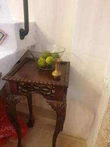 un tavolo con una ciotola di lime verde sopra di Luxury studio at the heart of old Jaffa a Tel Aviv