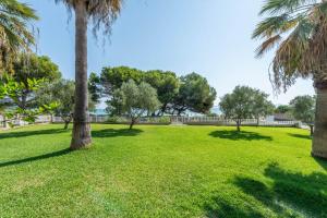Vonkajšia záhrada v ubytovaní Apartment Countess Garden 2-1, Sun of the Bay Vidalba 1, at Alcudia Beach