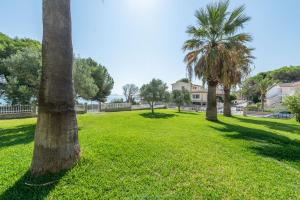 Vonkajšia záhrada v ubytovaní Apartment Countess Garden 2-1, Sun of the Bay Vidalba 1, at Alcudia Beach
