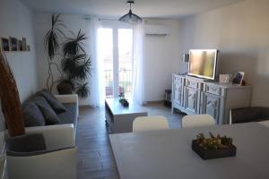 TV a/nebo společenská místnost v ubytování Jolie petite Maison de Charme dans quartier boisé