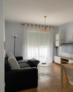 sala de estar con sofá y mesa en Lemos Mar, en Monforte de Lemos