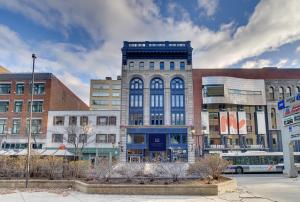 a group of buildings in a city with a bus at Les Lofts du Théâtre in Quebec City