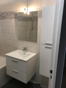 A bathroom at Appartement T3 Gilaldo