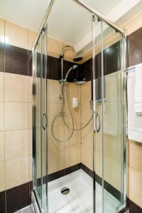een douche met een glazen deur in de badkamer bij Florella Achard Apartment in Cannes