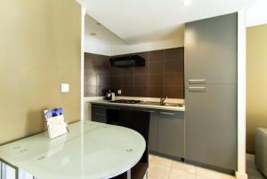 カンヌにあるFlorella Achard Apartmentの小さなキッチン(白いテーブル、冷蔵庫付)