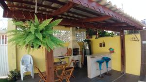 casa praia de guajiru في ترايري: فناء به بروجولا خشبي وطاولة