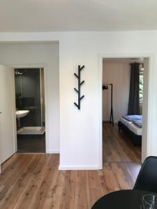 um quarto com uma parede branca com uma cruz na parede em Apartment Stockholm, top renoviert, 35qm, Köln nah em Bergisch Gladbach