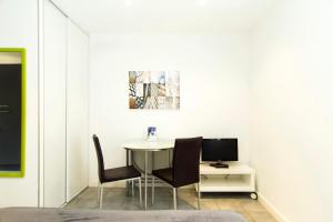 Een TV en/of entertainmentcenter bij Florella Achard Apartment
