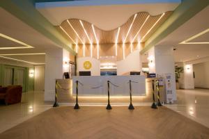 a lobby with a table with a rope on it at Golden Ville Hotel in Marabá