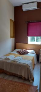 - une chambre avec un grand lit et une fenêtre dans l'établissement Vale do Rodo Residencial, à Peso da Régua