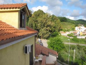 una vista desde el balcón de una casa en B&B Moscani, en Salerno