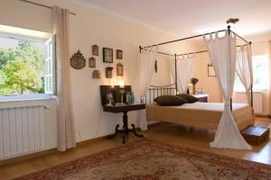 ein Schlafzimmer mit Himmelbett und Tisch in der Unterkunft Casa do Castanheiro in Reboreda