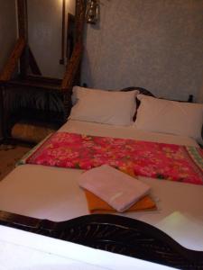A bed or beds in a room at Maison d'hotes Ait Bou Izryane