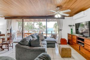 sala de estar con sofá y TV en Flamingo Marina Resort 413 en Playa Flamingo