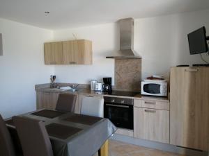 Kuchyň nebo kuchyňský kout v ubytování APPARTEMENT PIED DANS L EAU ET VUE MER MAGNIFIQUE