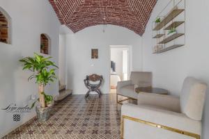 una sala de estar con un sofá y una mesa en Casa Leyendas de Cáceres - en plena zona monumental, en Cáceres 35 fotos más