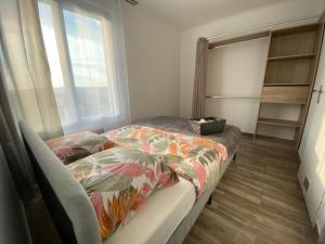 1 dormitorio con cama y ventana en Maison entière avec jardin et une belle vue en Évreux