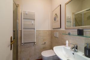 A bathroom at IV Casale Roma Country Villa