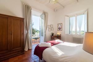 A bed or beds in a room at IV Casale Roma Country Villa