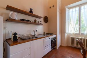 A kitchen or kitchenette at IV Casale Roma Country Villa