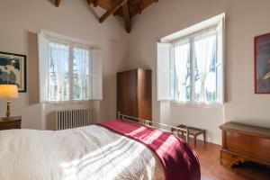 A bed or beds in a room at IV Casale Roma Country Villa