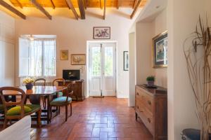 A seating area at IV Casale Roma Country Villa