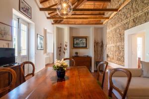 A television and/or entertainment centre at IV Casale Roma Country Villa