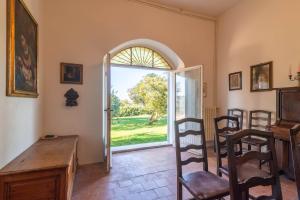 A television and/or entertainment centre at IV Casale Roma Country Villa