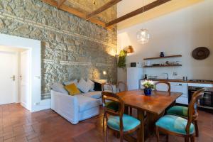uma sala de estar com uma mesa e um sofá em IV Casale Roma Country Villa em Prima Porta